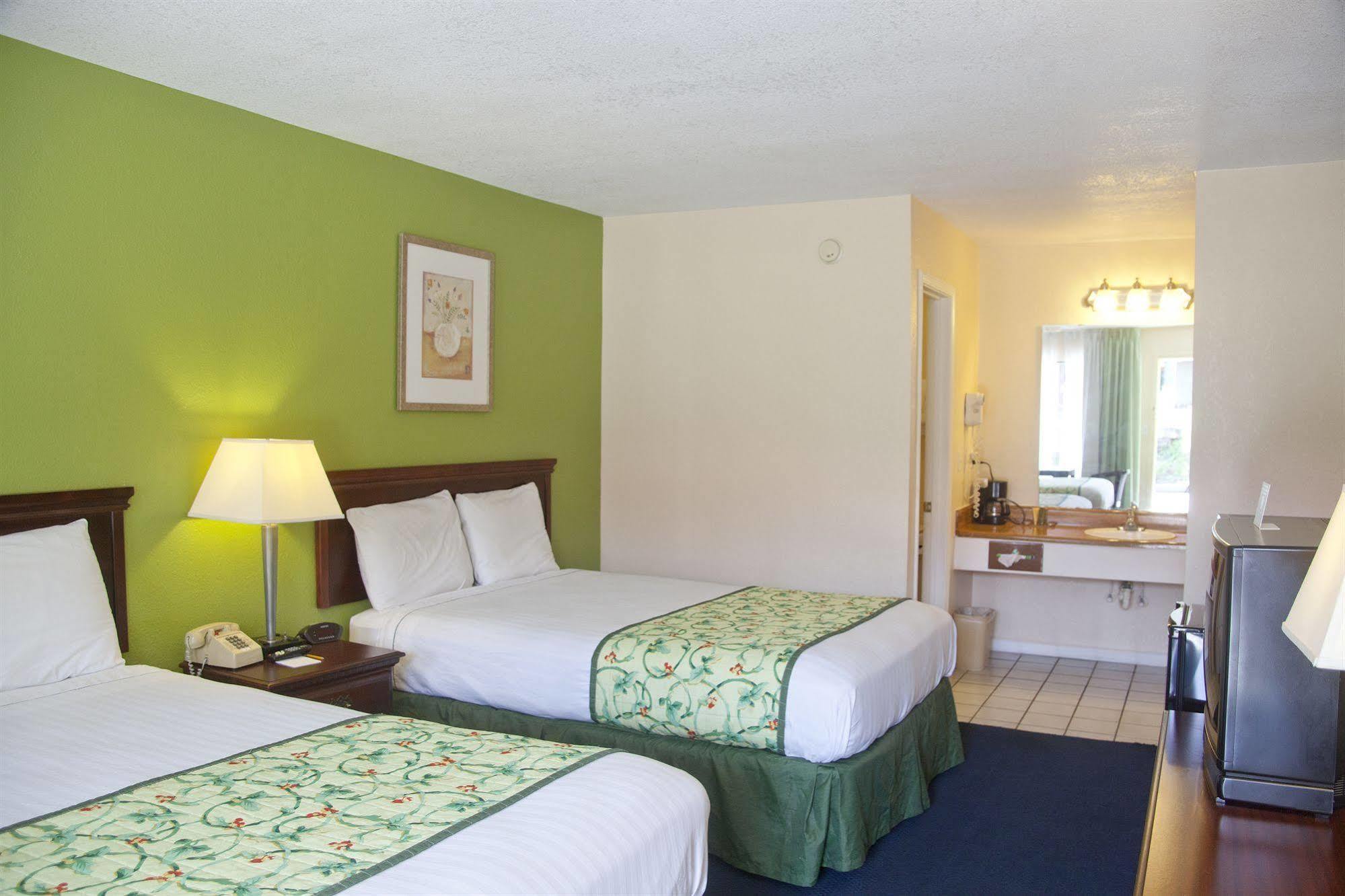 Days By Wyndham Hotel DeFuniak Springs
